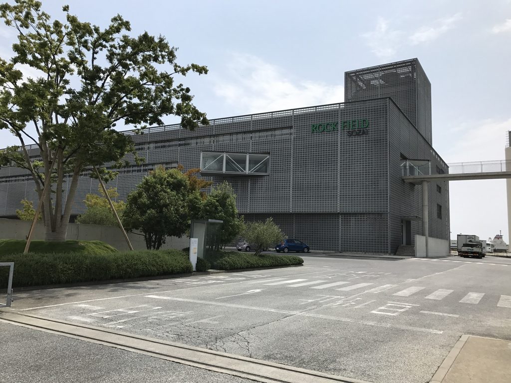 ロック・フィールド神戸ファクトリー入口から見る工場棟と植栽 / Factory buildings and planting seen from the entrance to ROCK FIELD Kobe Factory