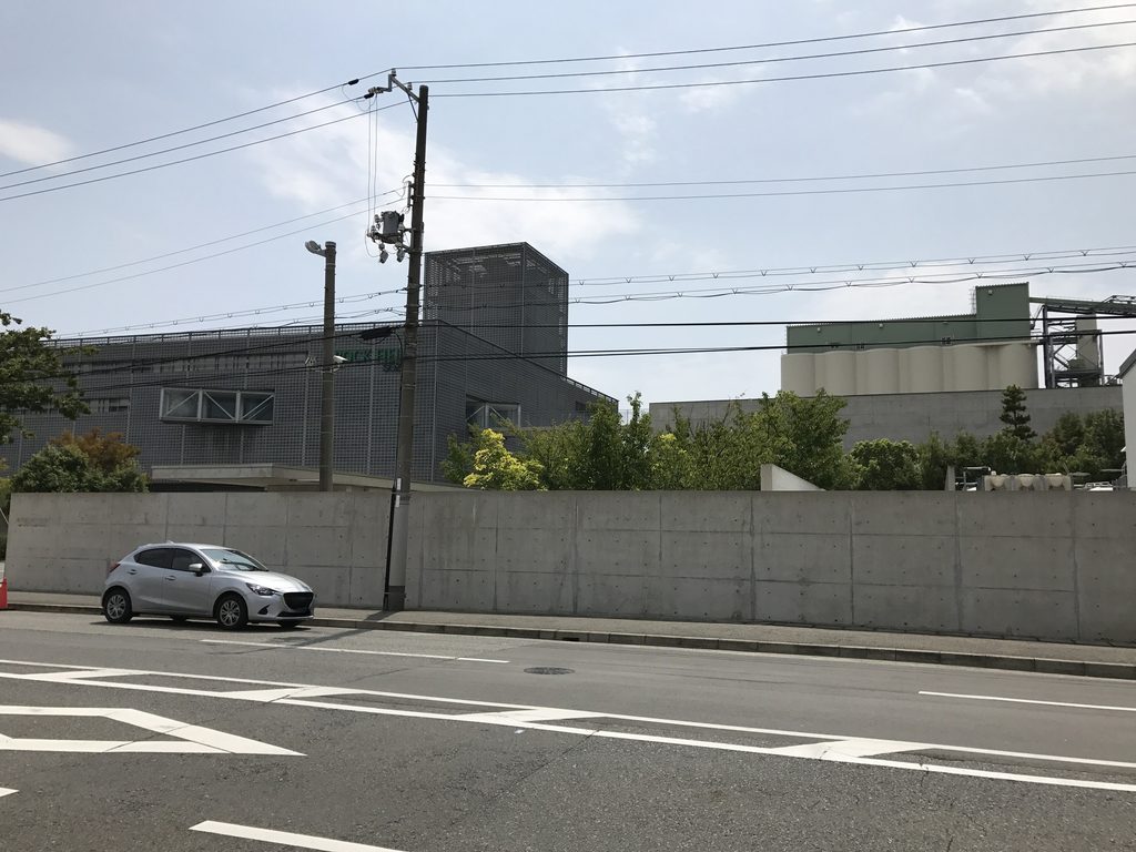 魚崎浜の道路越しに見るロック・フィールド神戸ファクトリーの長大な外観 / Long exterior of ROCK FIELD Kobe Factory seen across the street in Uozakihama