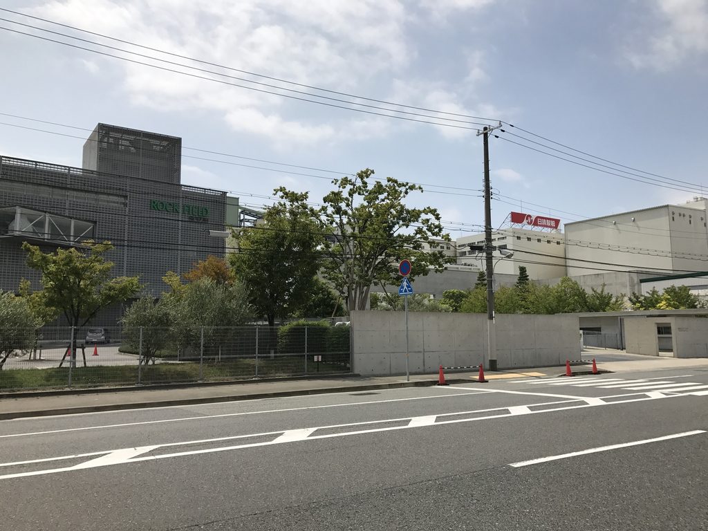 既存工場の前に続くロック・フィールド神戸ファクトリーのコンクリート壁 / Concrete boundary wall in front of the existing ROCK FIELD Kobe Factory