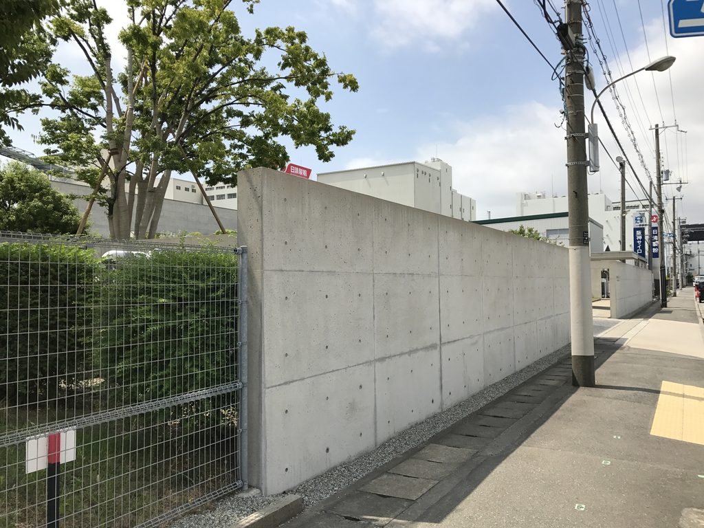 白い工場棟と道路沿いの外構 / White factory buildings and roadside landscape at ROCK FIELD Kobe Factory