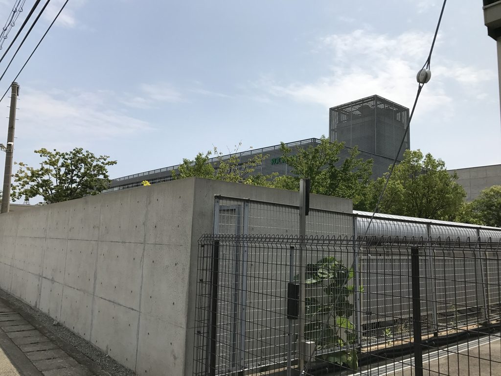 工場棟と打放しコンクリート壁が重なるロック・フィールド神戸ファクトリー / Existing factory structure behind exposed-concrete walls at ROCK FIELD Kobe Factory