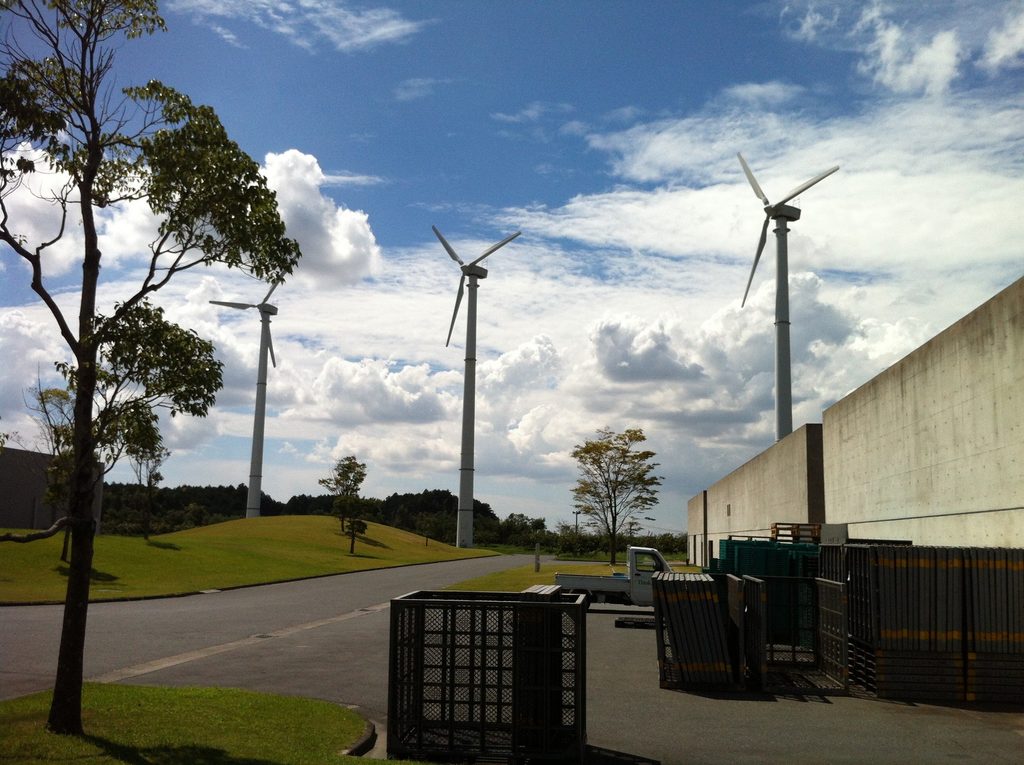 風車と長大な壁が並ぶロック・フィールド静岡ファクトリー / Long factory wall and wind turbines at Rock Field Shizuoka Factory