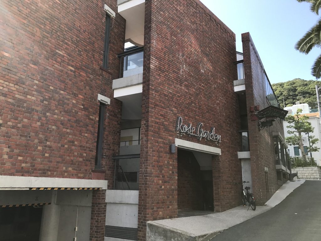 レンガ壁と打放しコンクリートが接するローズガーデンの側面 / Side of Rose Garden where brick walls meet exposed concrete