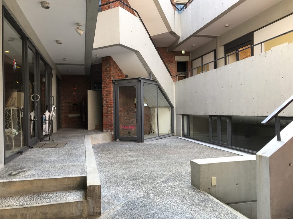 ローズガーデン内部の半屋外通路と階段に囲まれた空間 / Semi-outdoor circulation space within Rose Garden surrounded by passages and stairs