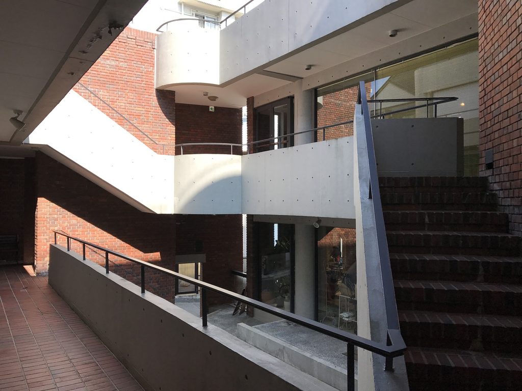 レンガ壁とコンクリート壁の間を上るローズガーデン内部の階段 / Stairway rising between brick and concrete walls inside Rose Garden