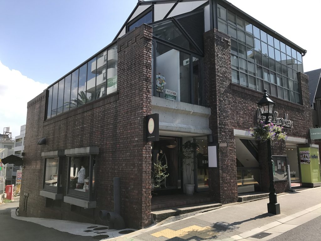 神戸・北野の山本通から見たローズガーデンのレンガ外壁と切妻屋根 / Rose Garden in Kobe’s Kitano district with its brick exterior and gabled roofs