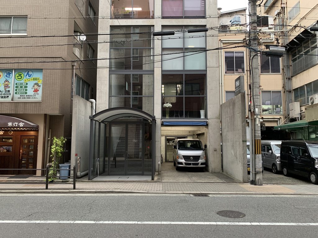 道路正面から見るSEASビルのコンクリートとガラスの立面 / Concrete and glazed facade of SEAS Building viewed directly from across the street