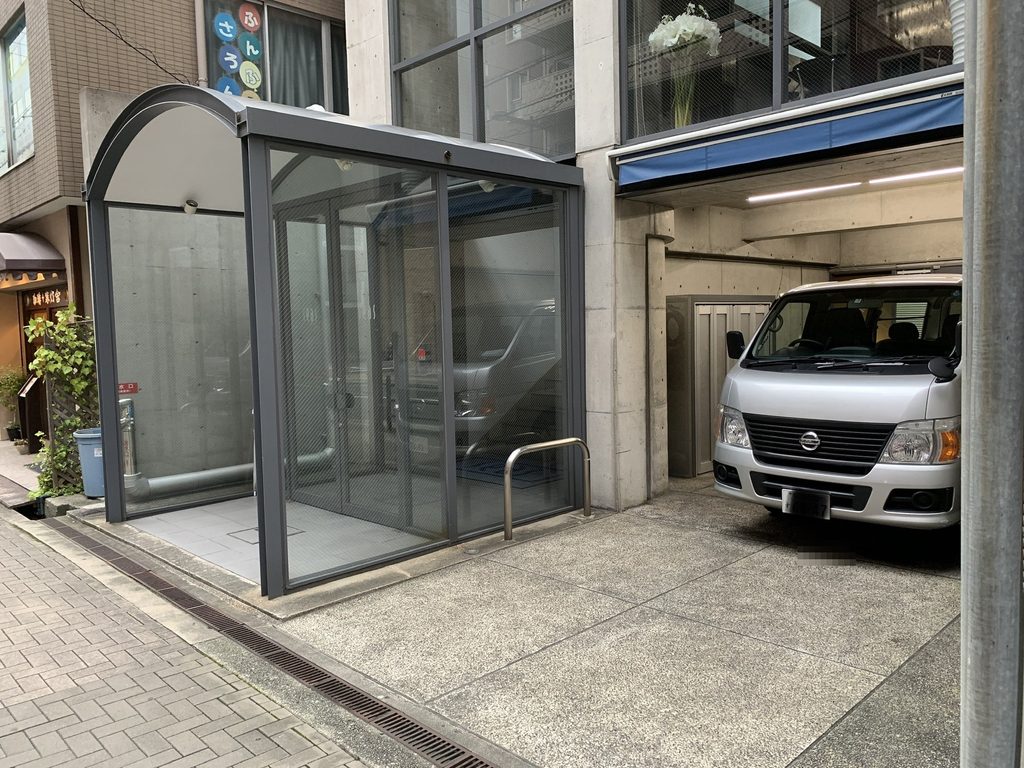 斜め方向から見るSEASビルのコンクリートとガラスの外観 / Concrete and glazed exterior of SEAS Building viewed obliquely