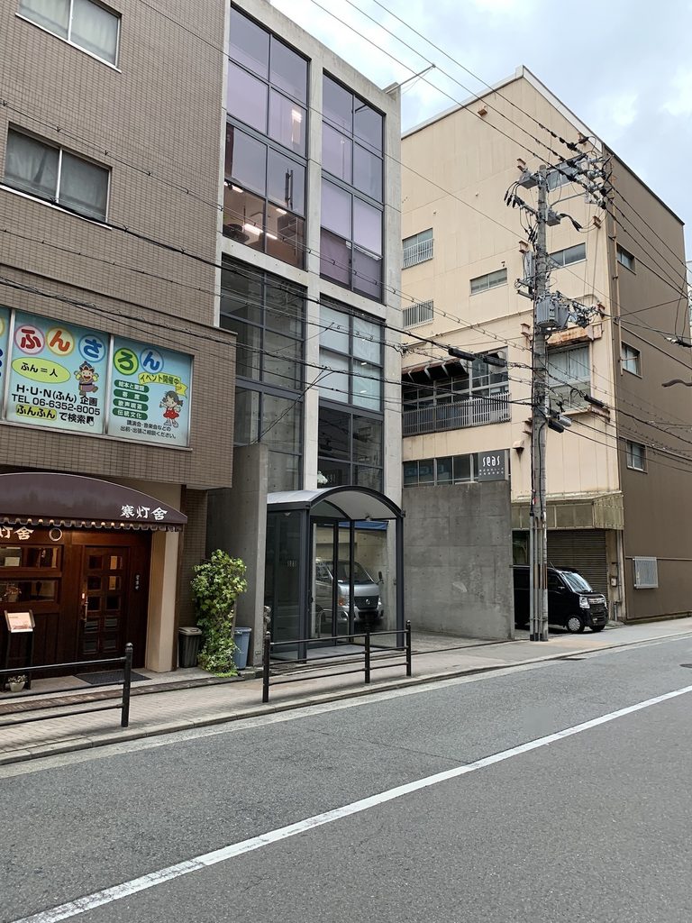 大阪・松ケ枝町の街路から見るSEASビル全景 / SEAS Building viewed from the street in Matsugaecho, Osaka