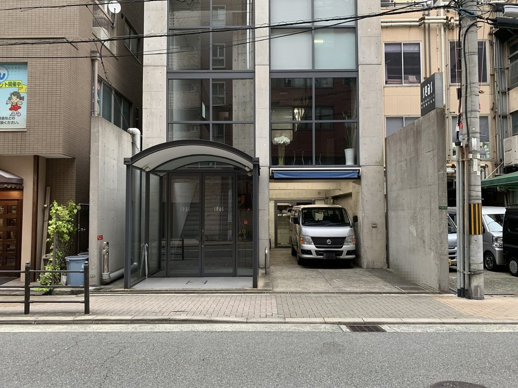 道路から見るSEASビルのコンクリートとガラスの正面 / Concrete and glazed front of SEAS Building viewed from the street