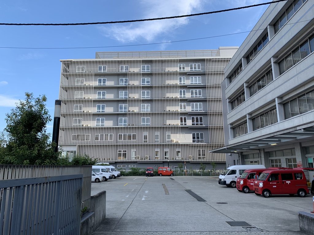 ルーバーの少ない立面を含む堺平成病院の外観 / Exterior of Sakai Heisei Hospital showing an elevation with fewer louvers