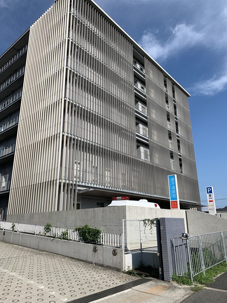 縦ルーバーの面と大きな壁面が接する堺平成病院 / Sakai Heisei Hospital where a louvered elevation meets a broad wall surface