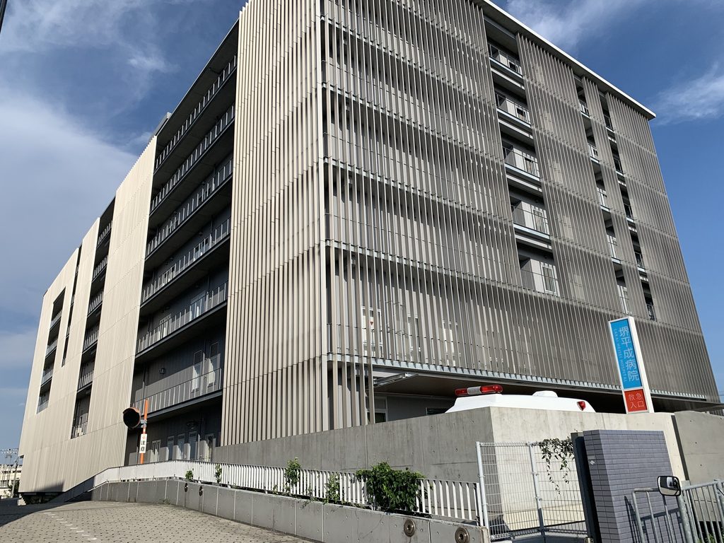 建物全体を縦ルーバーが覆う堺平成病院の外観 / Exterior of Sakai Heisei Hospital covered by vertical louvers