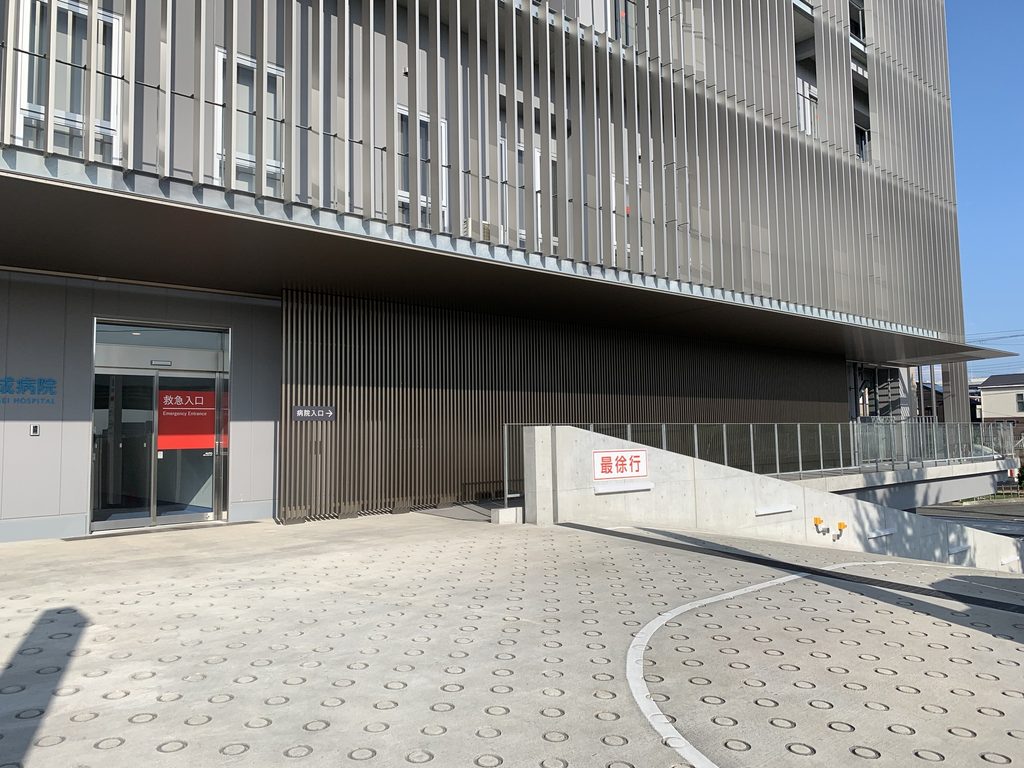 地上階まで伸びる堺平成病院の縦ルーバー / Vertical louvers extending down toward the ground level of Sakai Heisei Hospital