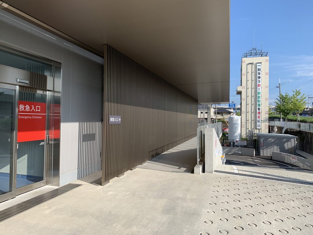 庇と外壁に沿って続く堺平成病院の低層部 / Lower level of Sakai Heisei Hospital extending beneath a canopy