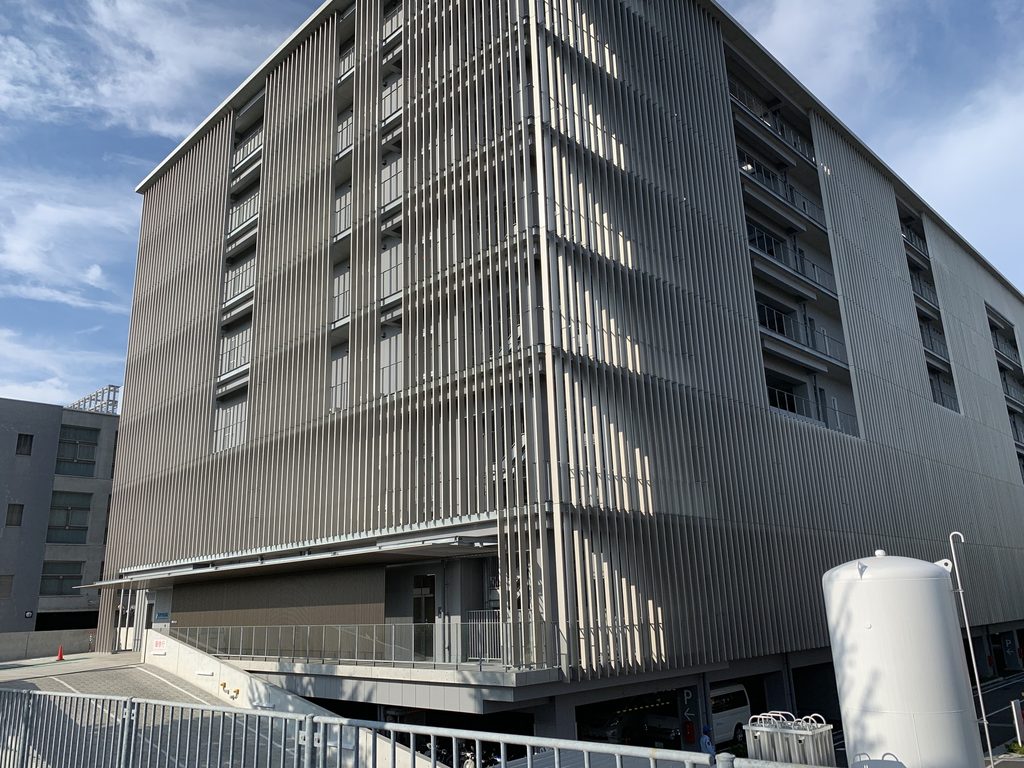角部で縦ルーバーが重なって見える堺平成病院 / Vertical louvers overlapping visually at a corner of Sakai Heisei Hospital