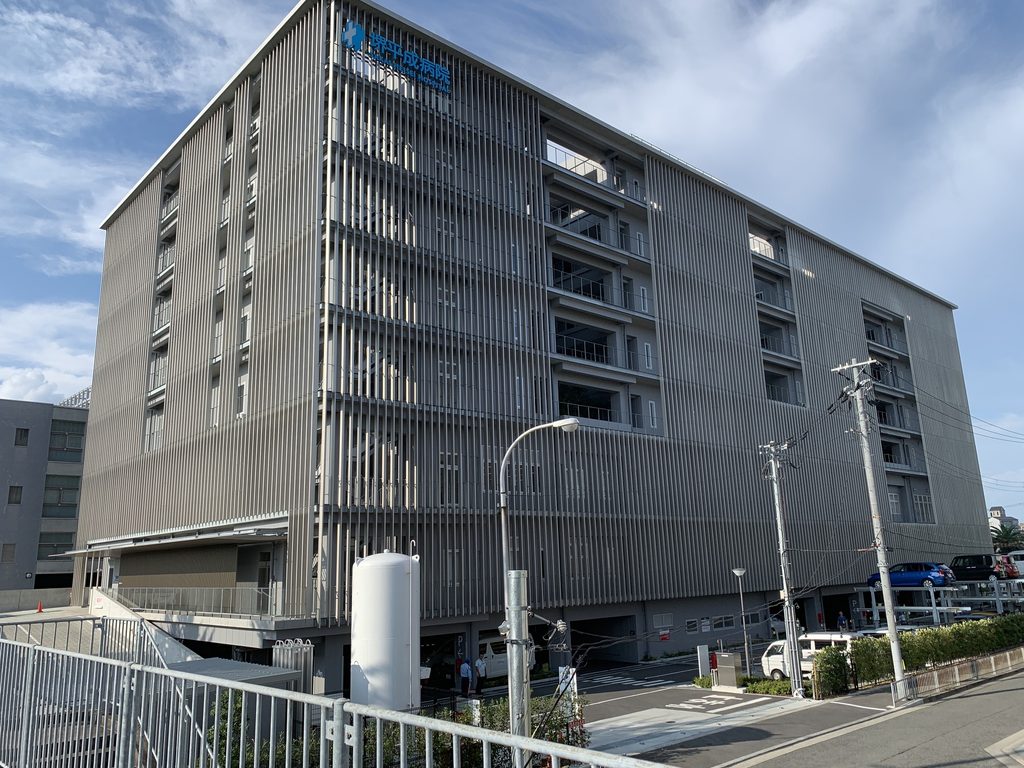 斜め方向から見る堺平成病院のルーバーと窓 / Louvers and windows of Sakai Heisei Hospital viewed obliquely