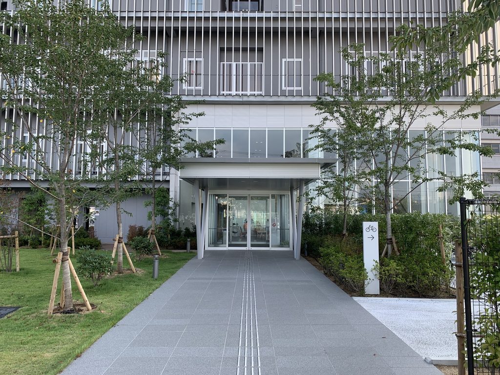 植栽とガラス面に囲まれた堺平成病院のアプローチ / Approach to Sakai Heisei Hospital with planting and glazed surfaces