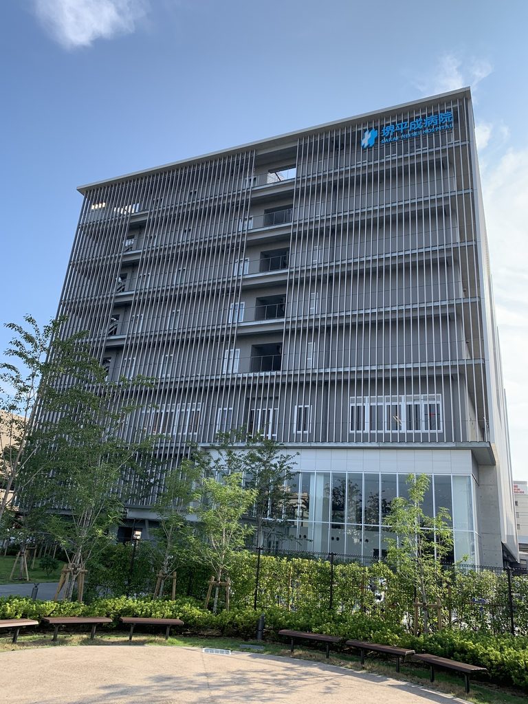 道路越しに見る縦ルーバーに覆われた堺平成病院 / Sakai Heisei Hospital wrapped in vertical louvers viewed from across the street