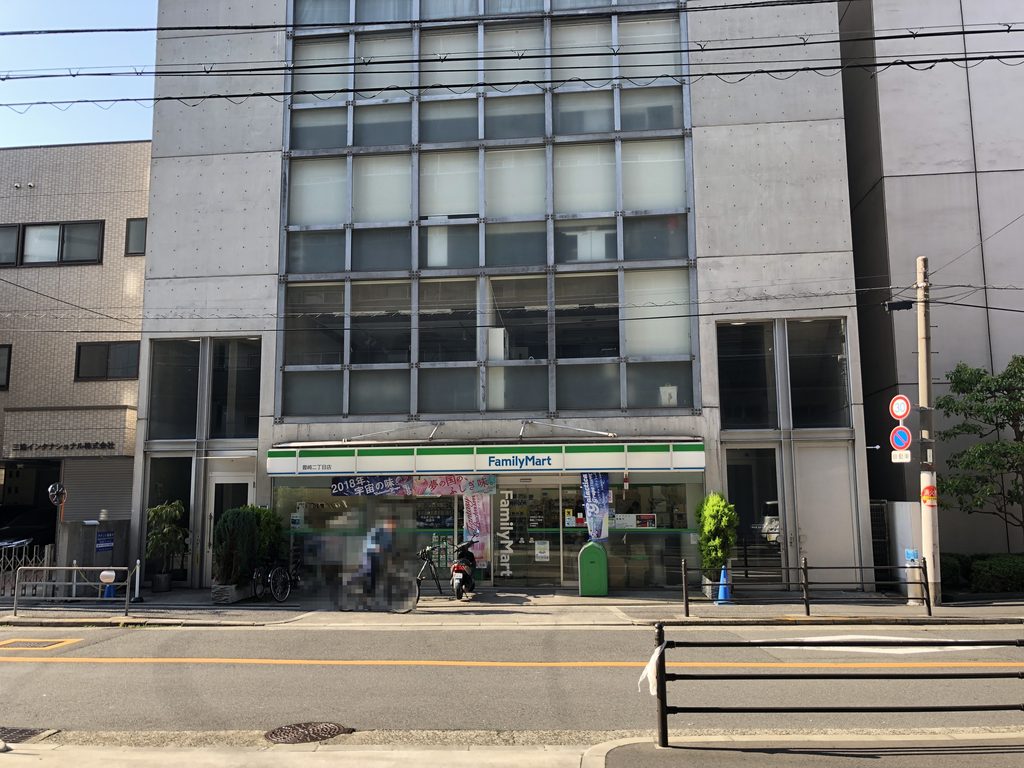 通りに面した大きなガラスの格子と打放しコンクリートの壁 / Large street-facing glass grid framed by exposed-concrete walls