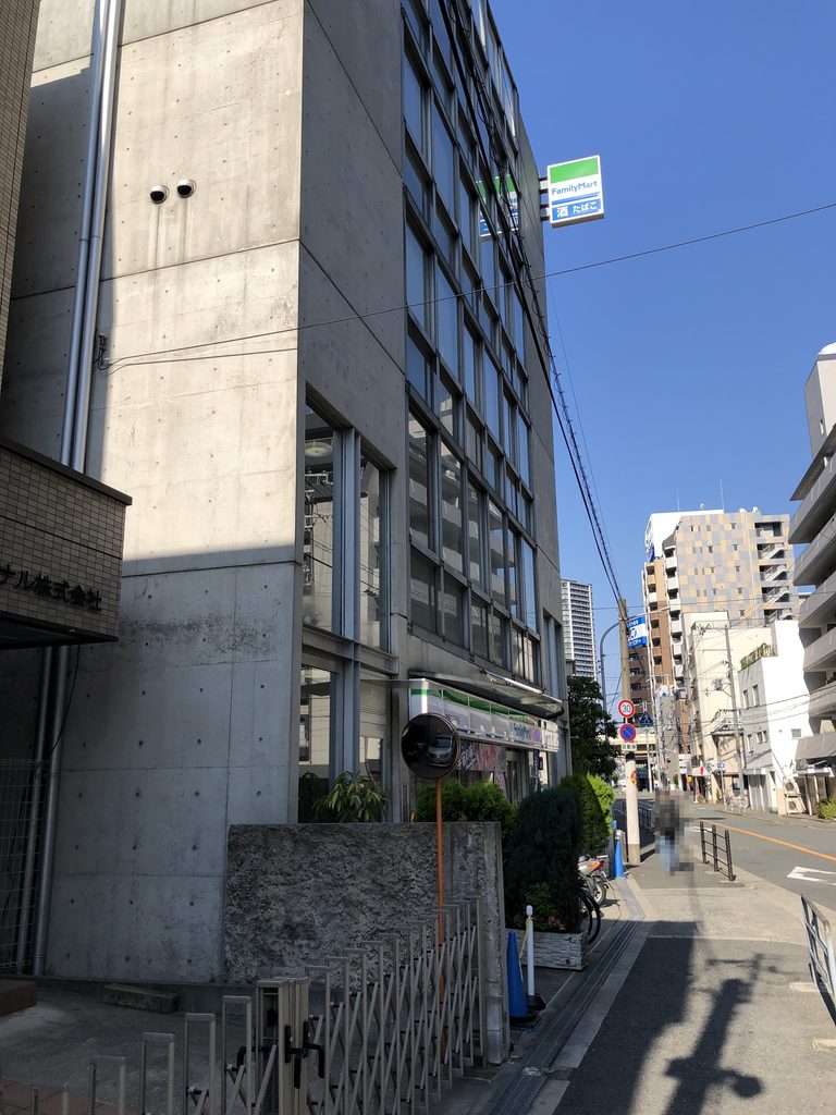 脇の道から見上げた打放しコンクリートの側面 / Exposed-concrete side elevation seen from the side street