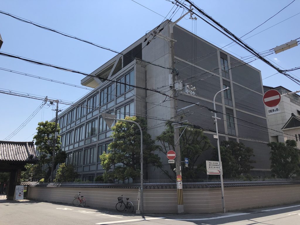 四天王寺高等学校の水平に伸びる校舎と屋上の斜材 / Horizontal elevation and diagonal roof structure of Shitennoji High School