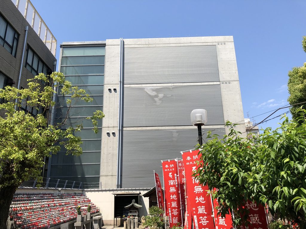 大きな壁面と縦長のガラス開口を持つ四天王寺高等学校の妻面 / End façade of Shitennoji High School with a large solid wall and vertical glazing