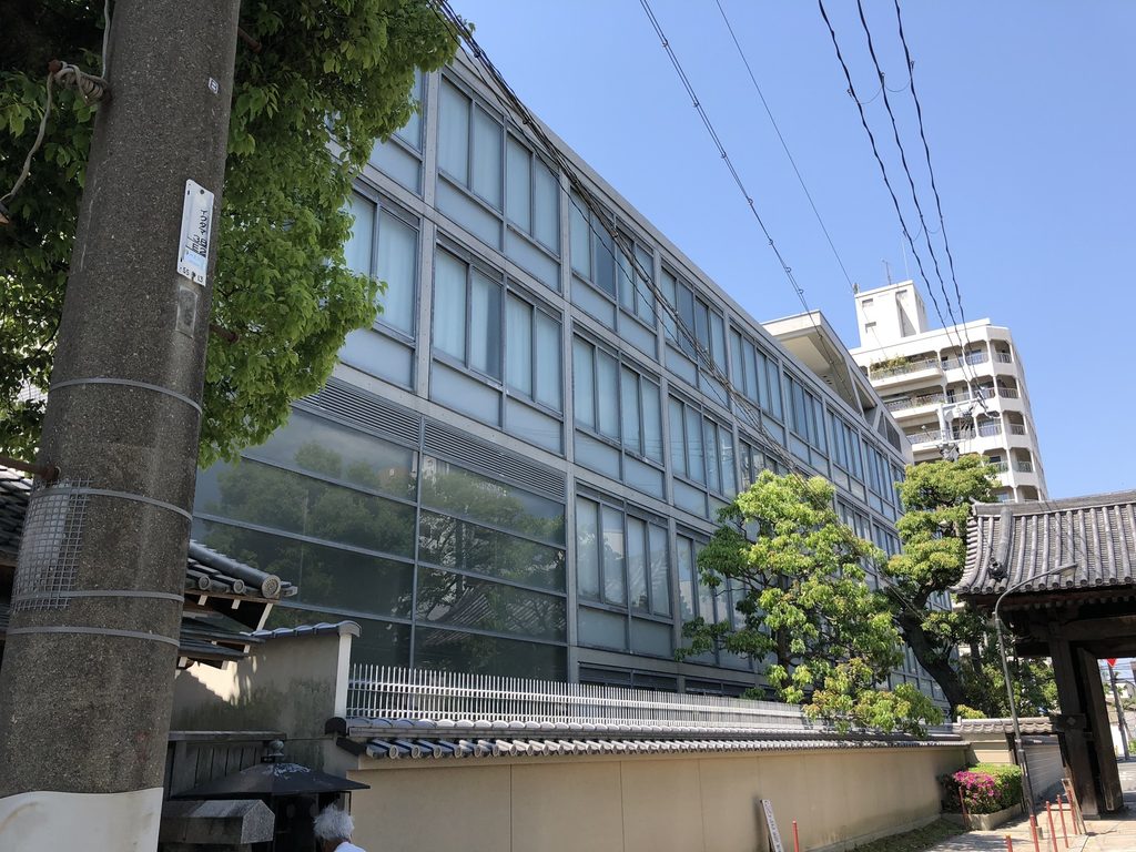 柱梁のグリッドと連続窓で構成された四天王寺高等学校の外壁 / Repetitive structural grid and windows along the façade of Shitennoji High School