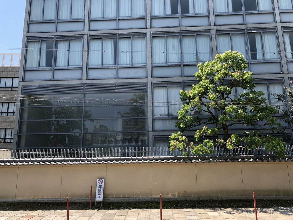 金属ルーバーとコンクリートフレームが連続する四天王寺高等学校の立面 / Façade of Shitennoji High School with repetitive metal screens and concrete frames