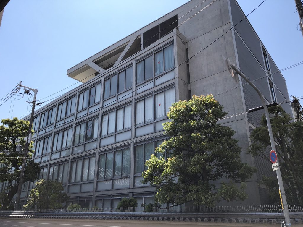 道路側から見た四天王寺高等学校のコンクリートフレームと連続窓 / Concrete frame and repetitive windows of Shitennoji High School viewed from the street