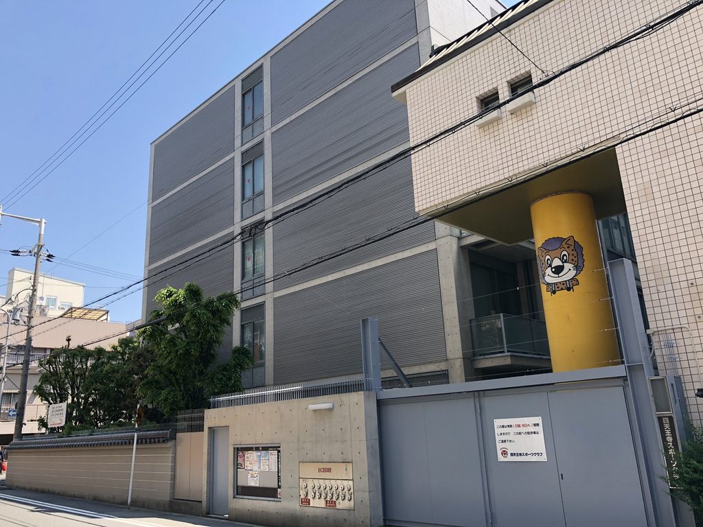 四天王寺の寺院建築に隣接する四天王寺高等学校の校舎 / Shitennoji High School standing immediately beside the historic temple precinct