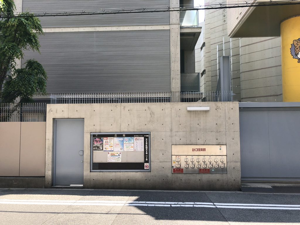 四天王寺高等学校外壁の規則的なグリッドと金属スクリーン / Regular façade grid and metal screens of Shitennoji High School