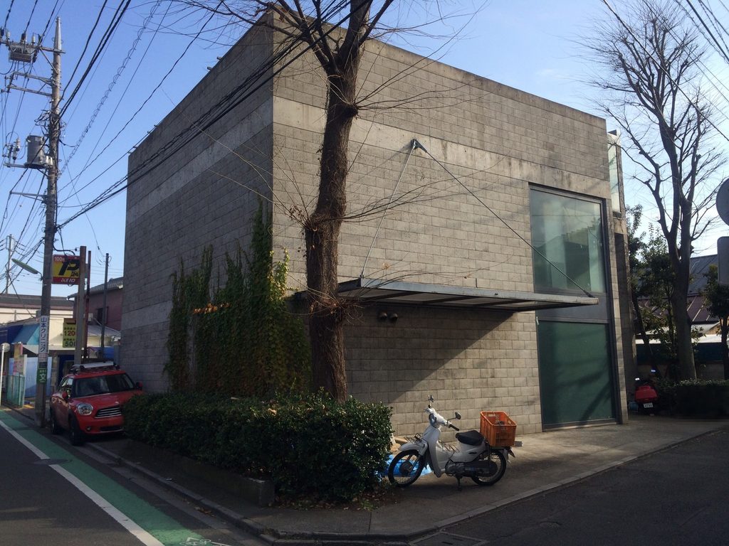 上北沢の街路から見る旧SUPER POTATO本社のコンクリートブロック外壁 / Concrete-block exterior of the former SUPER POTATO headquarters viewed from the street in Kamikitazawa