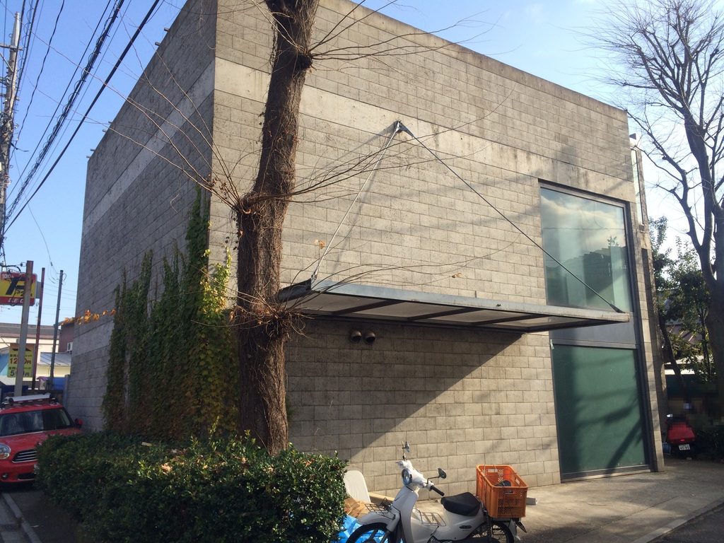 大きなガラス面とブロック壁を持つ旧SUPER POTATO本社 / Former SUPER POTATO headquarters with a large glazed opening and concrete-block walls