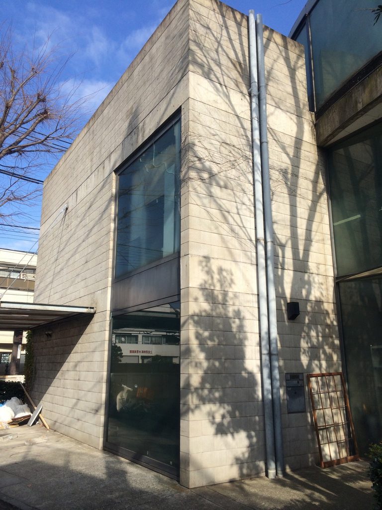 建物の角に設けられた旧SUPER POTATO本社の縦長のガラス面 / Tall glazed opening near the corner of the former SUPER POTATO headquarters