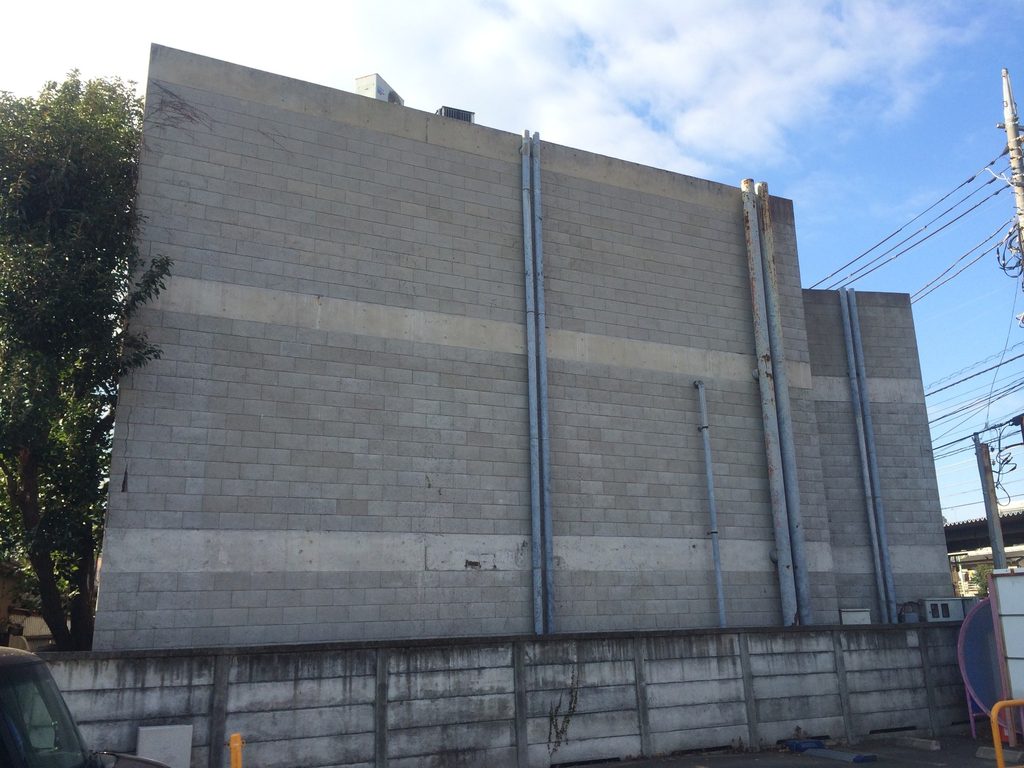 開口を抑えた旧SUPER POTATO本社の長い側壁 / Long, largely closed side wall of the former SUPER POTATO headquarters