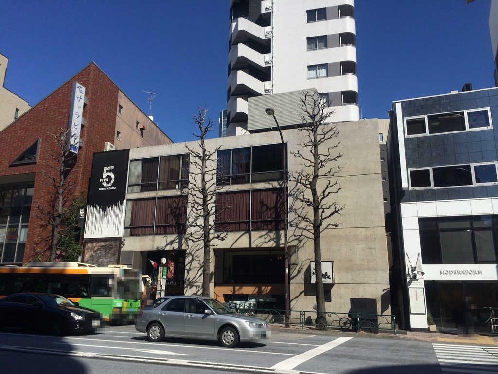 外苑西通りの向かいから見たTKビルと周囲の街並み / TK Building and its surroundings seen from across Gaien-Nishi-dori