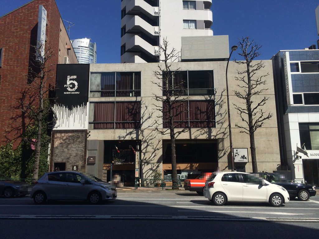 正面から見たTKビルの打放しコンクリート立面 / Exposed-concrete elevation of TK Building seen from directly in front