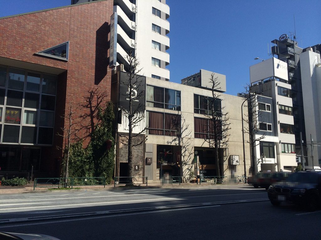 左斜めから見たコンクリート壁と後退したガラス面 / Concrete wall and recessed glazing of TK Building seen from the left