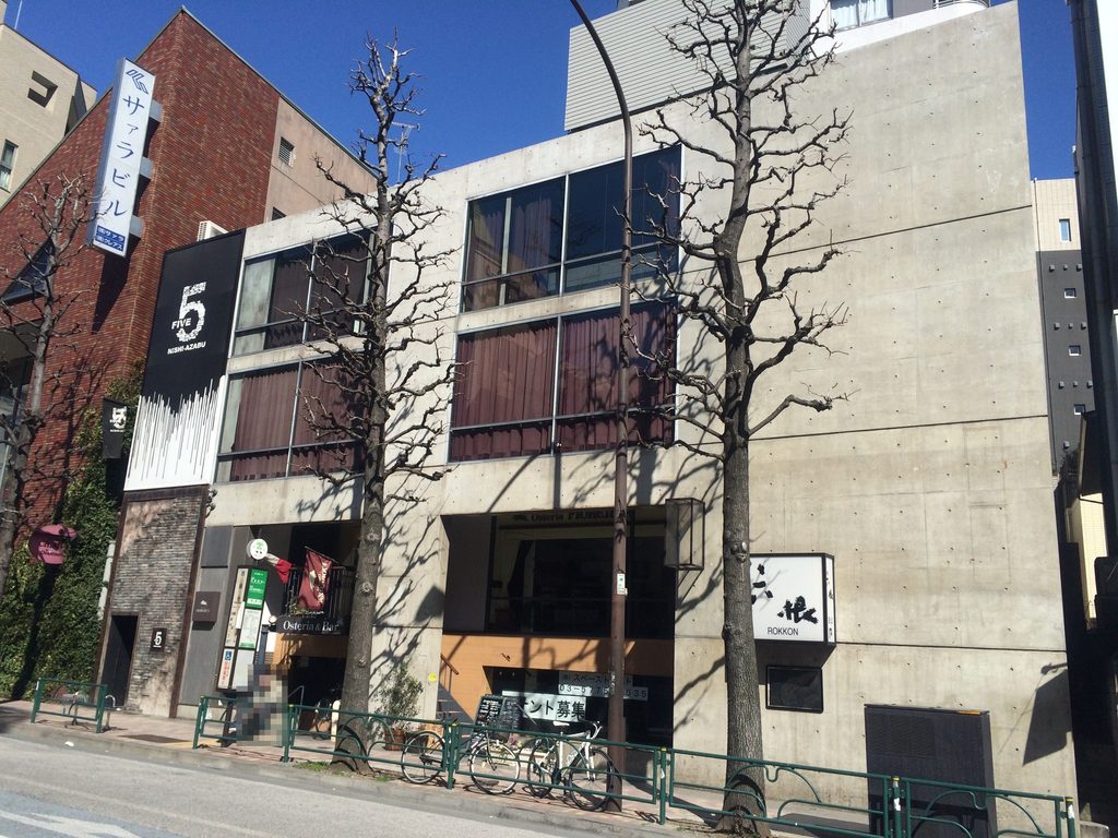 右斜めから見た窓のないコンクリート壁とガラス面 / Windowless concrete wall and glazing of TK Building seen from the right