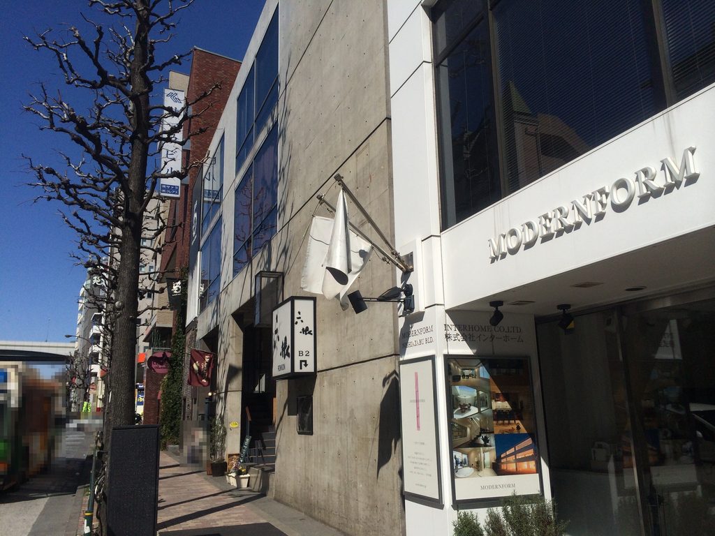 歩道から見たTKビルの後退した1階部分 / Recessed ground floor of TK Building seen from the sidewalk