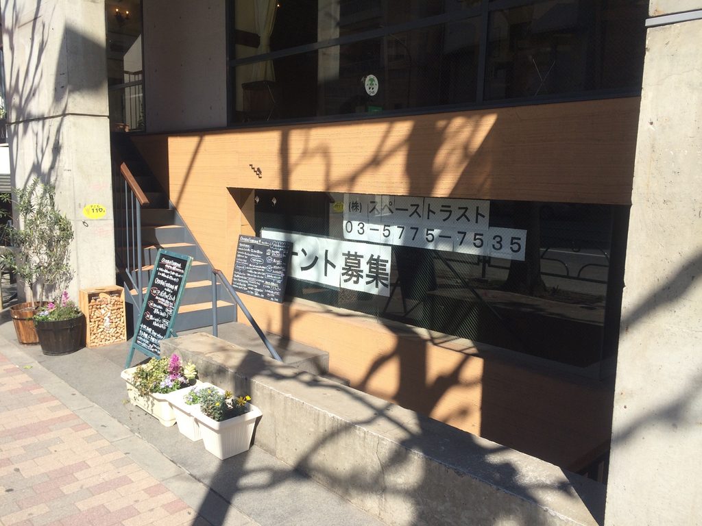 外苑西通りの歩道から地下へ下りる階段 / Stair descending below ground from the Gaien-Nishi-dori sidewalk