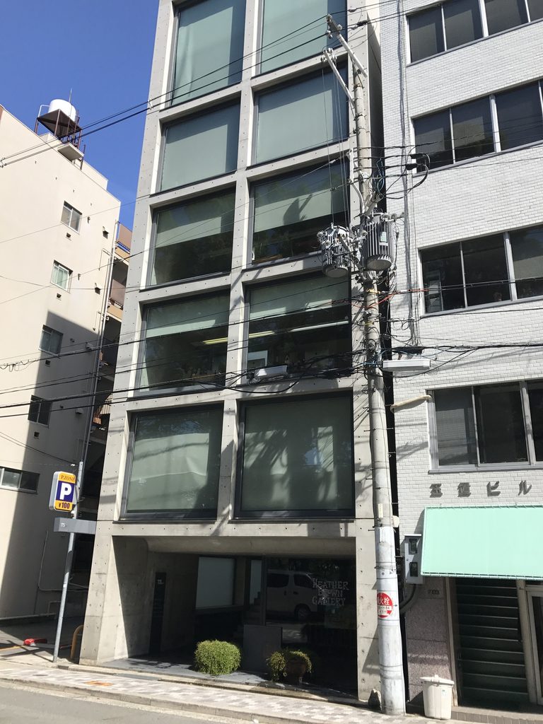 正面から見たTSビルの六層に積み上がる大きなガラス開口 / Frontal view of the large glazed openings stacked across TS Building