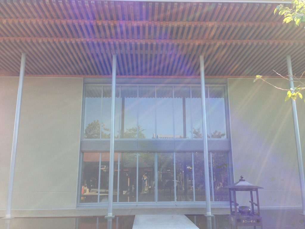 太岳院本堂正面に連続する細い柱と木質の軒天 / Slender columns and timber-finished soffit extending across the façade of Taigakuin Temple