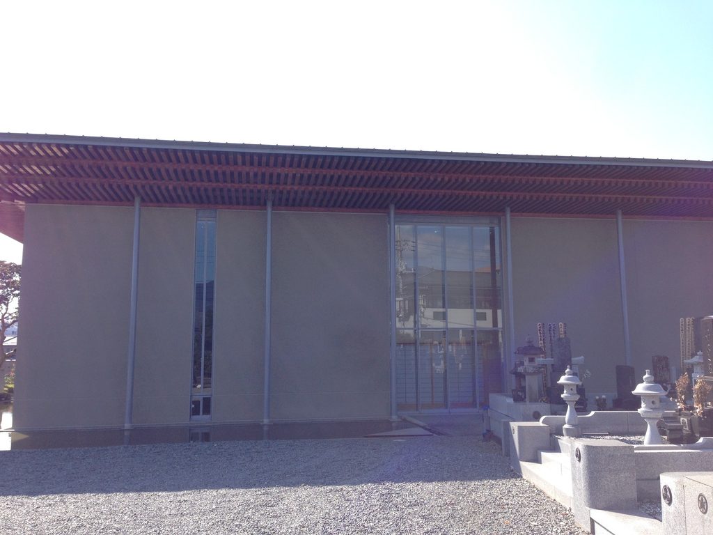 墓石が並ぶ境内から見た太岳院の現代的な本堂 / Contemporary main hall of Taigakuin Temple seen from the historic cemetery