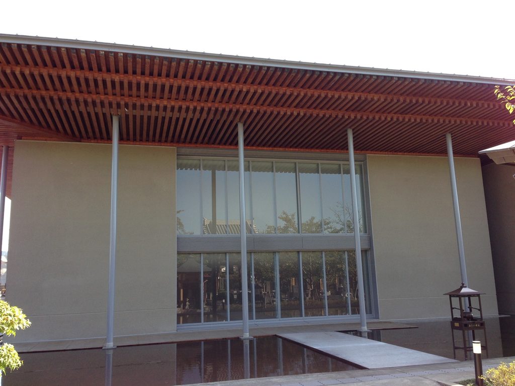 太岳院本堂正面の大屋根と細い柱、水盤 / Broad roof, slender columns and reflecting pool on the front façade of Taigakuin Temple