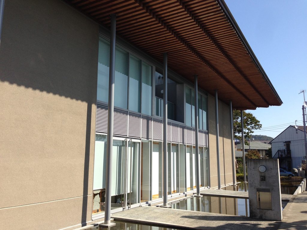 太岳院本堂側面の大きなガラス面と深い木の軒 / Tall glazed façade and deep wooden eaves along the side of Taigakuin Temple