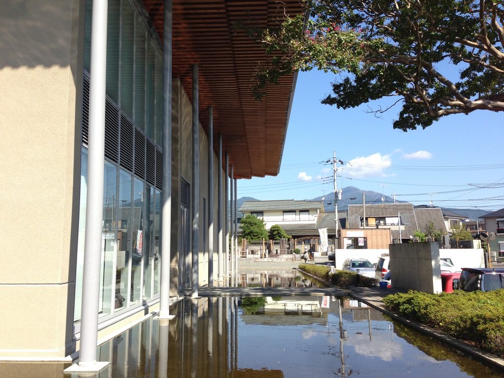 太岳院本堂の柱と周囲の風景を映す水盤 / Reflecting pool mirroring the columns and surroundings of Taigakuin Temple