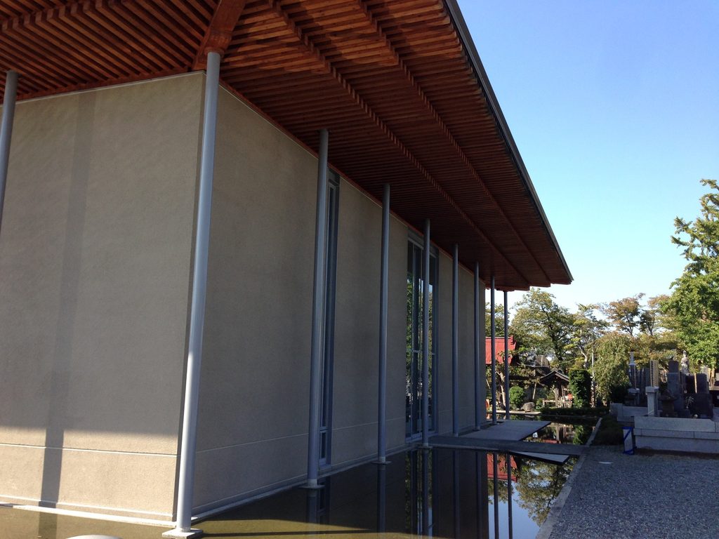 太岳院本堂側面の長い外壁と水盤 / Long side wall and reflecting pool of Taigakuin Temple