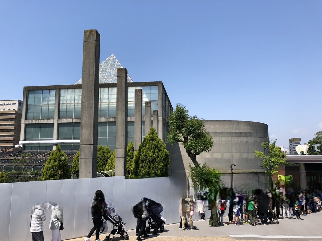 天王寺博覧会テーマ館のガラス棟、円筒棟、前面のコンクリート柱列 / Glass volume, concrete cylinder and column sequence of the Main Pavilion for the Tennoji Fair